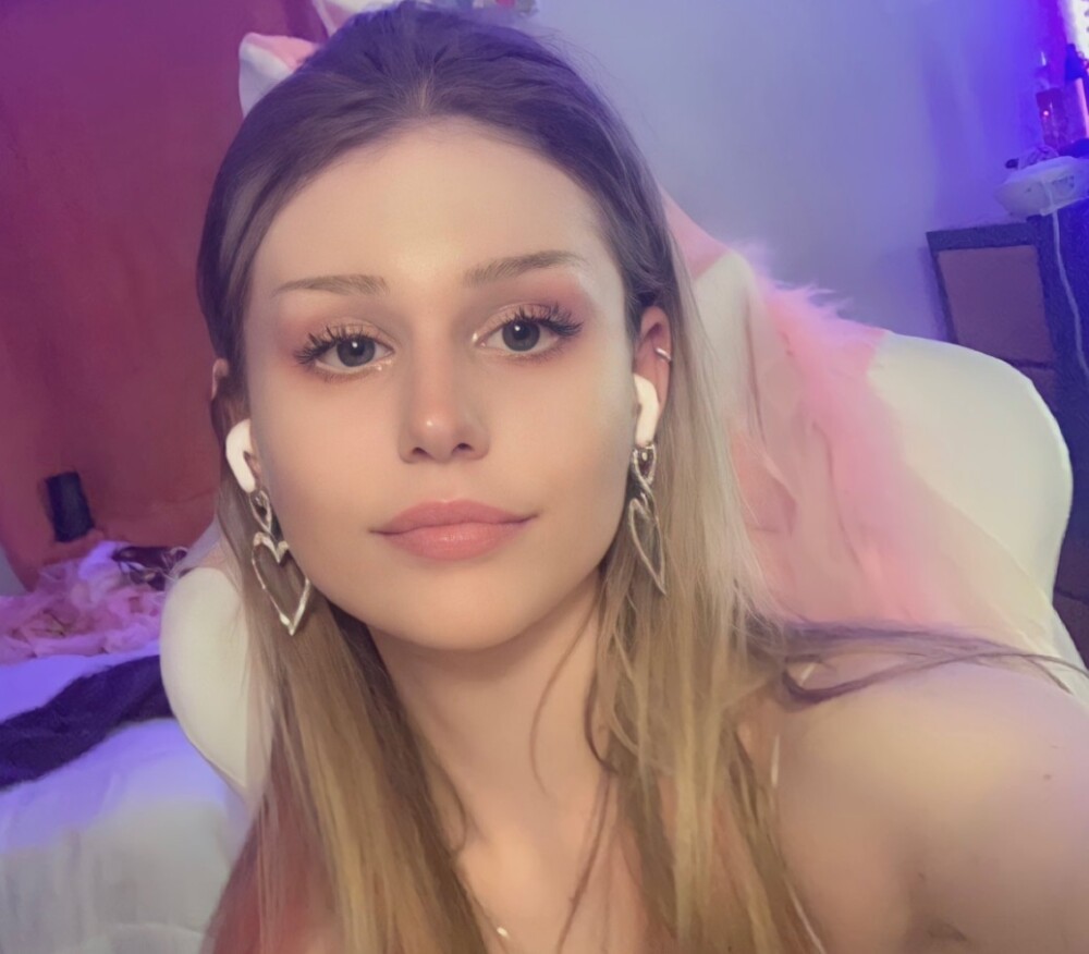 Mabel's First VR Threesome