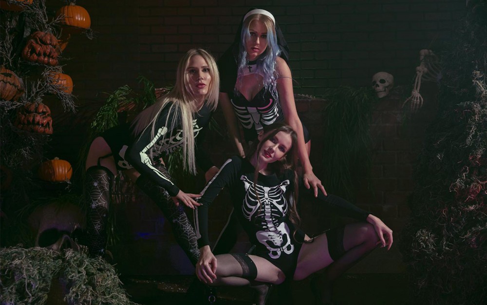 Halloween Skeletons Cosplay with Ashleyy & Cali
