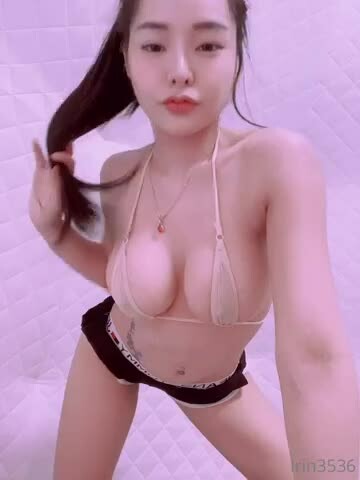 Seductive Dancer Unleashes Passion in VR