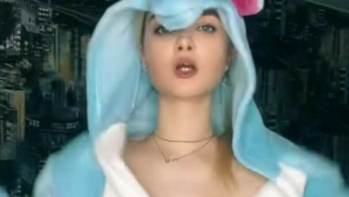 Streamer flashes her boob