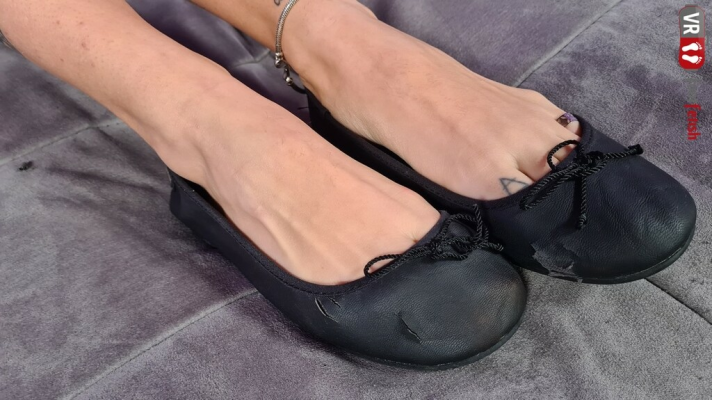 Aradia's Sexy Stockings Try-On in Stunning VR - Image 1