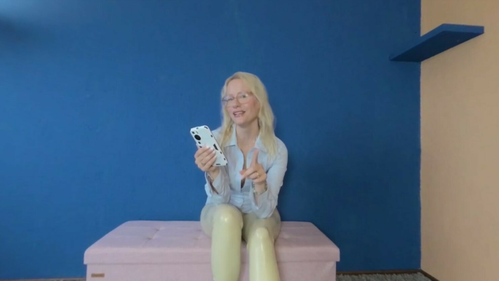 Latex Sekretärin will Deinen Schwanz sehen - Image 2