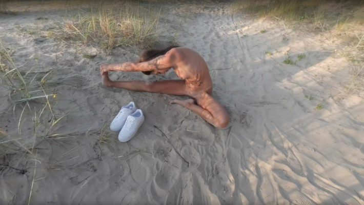 Giorgia Villa Sensual Outdoor Tease in 4K - Image 6