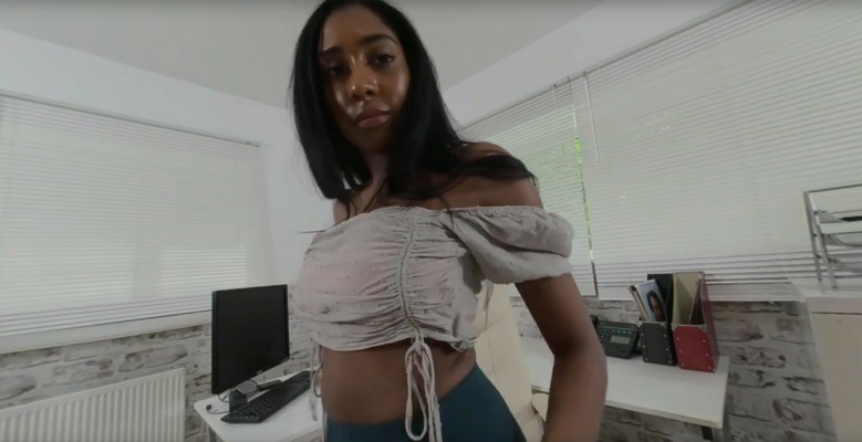 Amber Hills Steamy Solo in Stunning 4K VR - Image 3