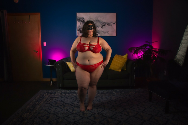 Sinna Sinclair in Steamy Solo Encounter - Image 1