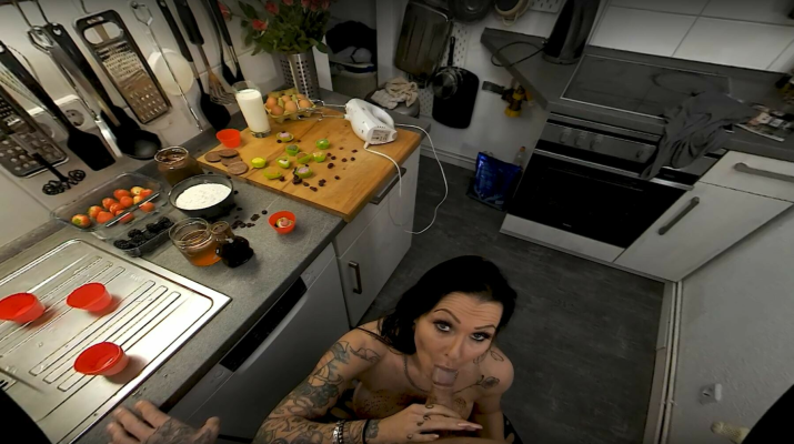 Julia Exclusiv A Tattooed Milf Gets Horny And Naughty In The Kitchen - Image 3