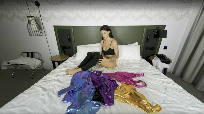 Roxy M Shiny Fetish Solo in Stunning 4K - Image 1