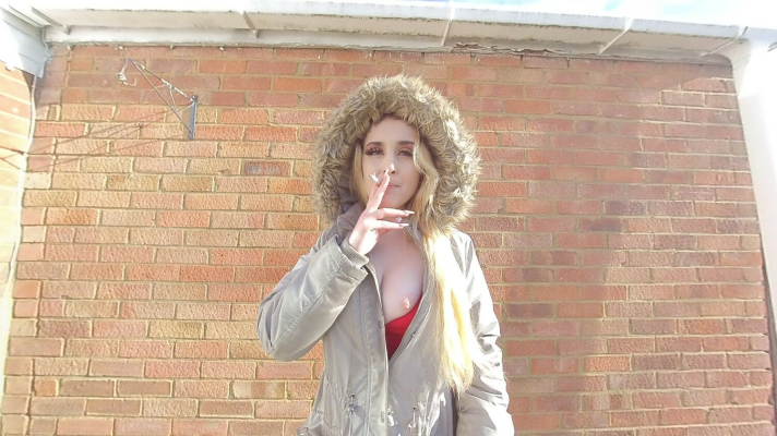 Ellie Louise Smoking Fetish in Stunning VR - Image 1